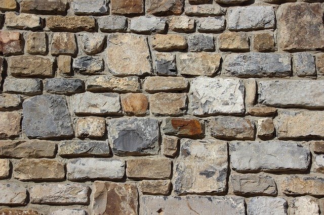 kameny na stěně